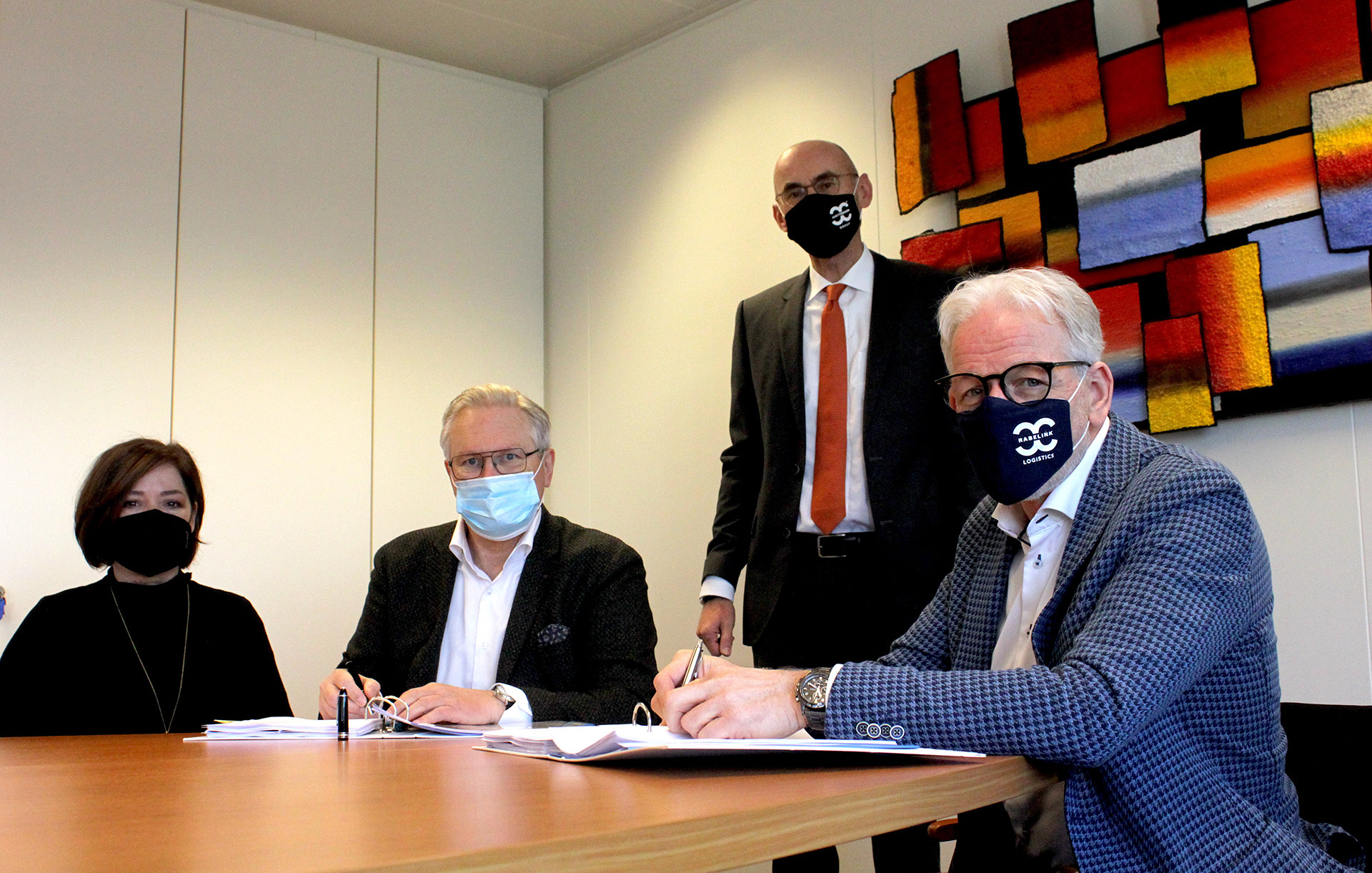 Trudi en Arno Gesink, Manfred Köhler en Alwin Schweckhorst tijdens de contractondertekening (midden in de coronatijd).